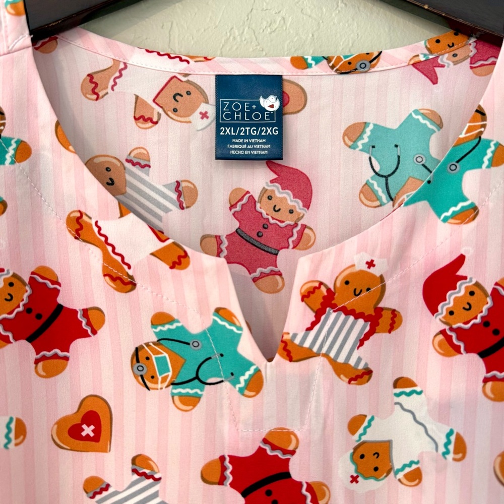 Zoe + Chloe-WonderWink-Women’s Scrub Top-Gingerbread Pattern-Pink-Size 2X-NWT - Picture 5 of 11